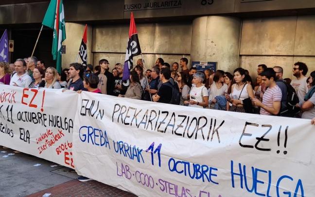 Concentración de personal docente e investigador de la UPV/EHU ante la delegación del Gobierno vasco en Bilbao.