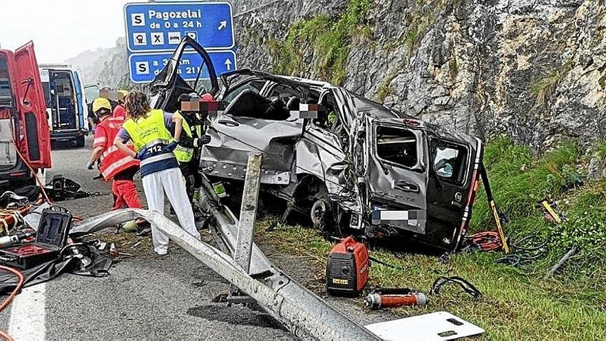 Bomberos y personal sanitario, junto a la furgoneta accidentada en la A-15. | FOTO: N.G.