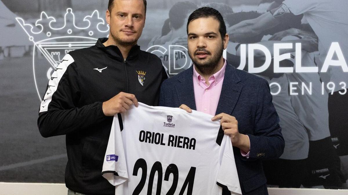 Oriol Riera posa junto con Ramón Lázaro y la camiseta conmemorativa por su renovación.