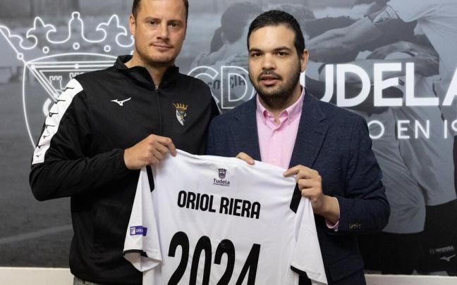 Oriol Riera posa junto con Ramón Lázaro y la camiseta conmemorativa por su renovación.