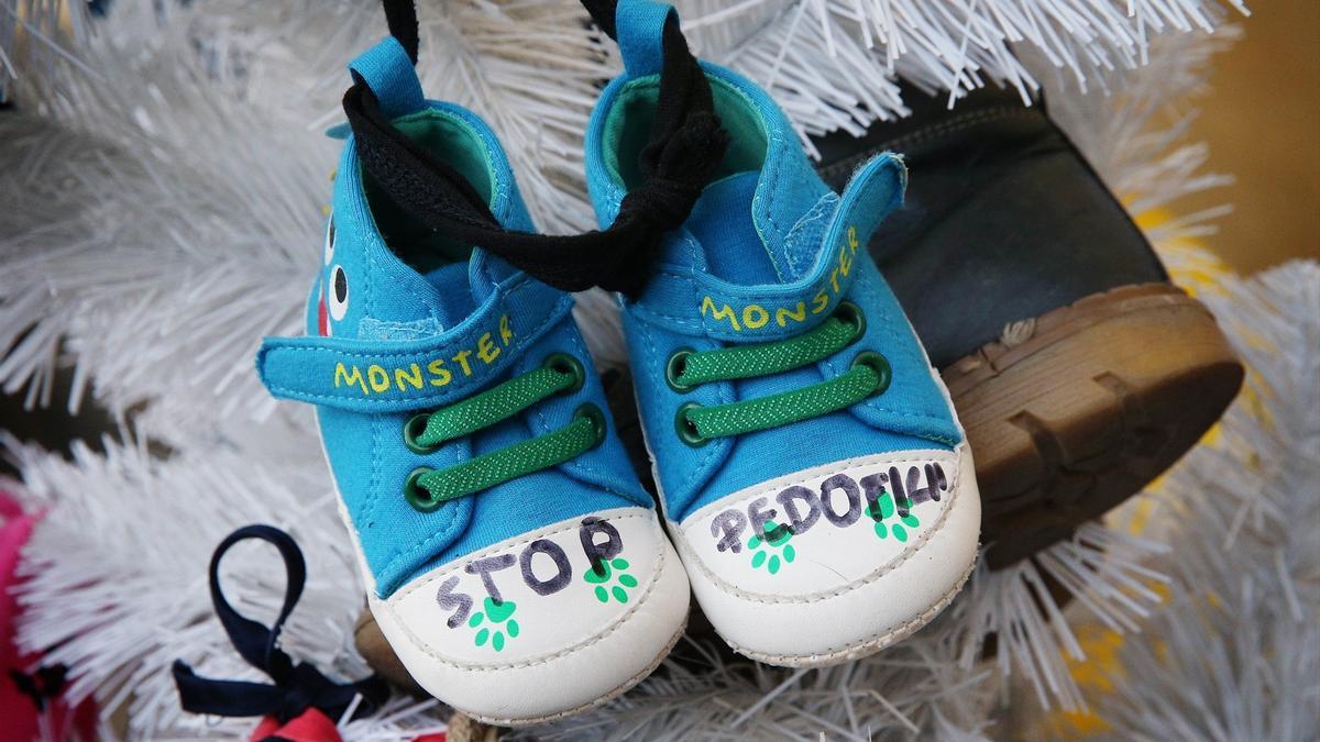 Calzado infantil con un lema contra la pedofilia.
