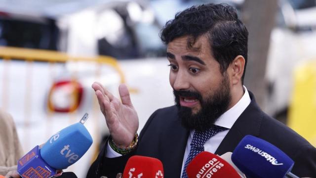 Alvise atiende a los medios a las puertas del Tribunal Supremo.