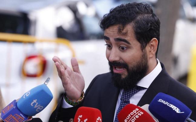 Alvise atiende a los medios a las puertas del Tribunal Supremo.