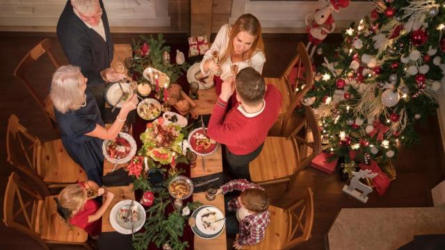 Una familia brinda durante la cena de Navidad.