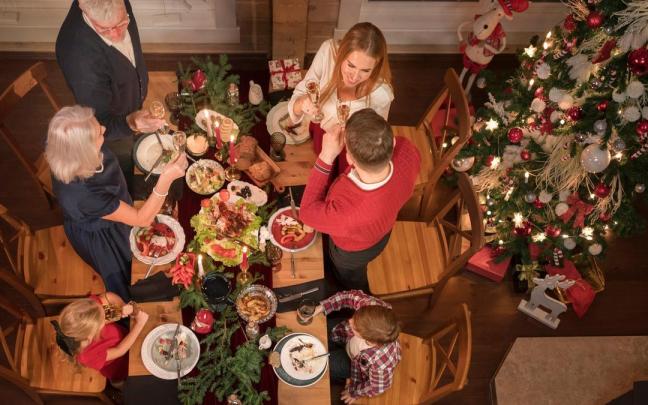 Una familia brinda durante la cena de Navidad.