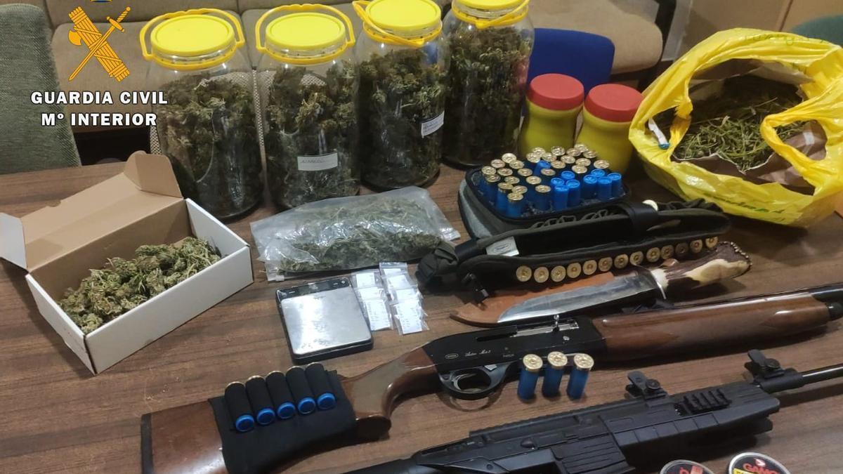 Armas y marihuana intervenidas al detenido