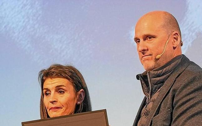 La consejera Nerea Melgosa entrega una de las carpetas a José Ignacio Ustarán, victima de ETA.