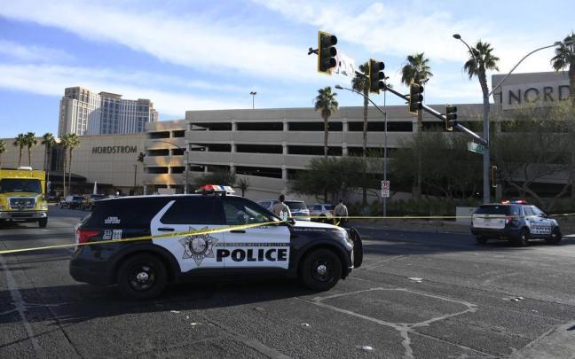 Agentes de la policía de Las Vegas en el lugar de la explosión.