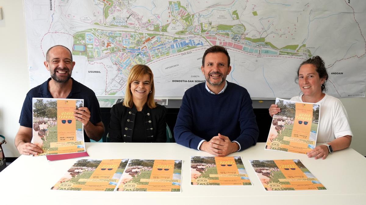 Representantes de Ttakun y del Ayuntamiento