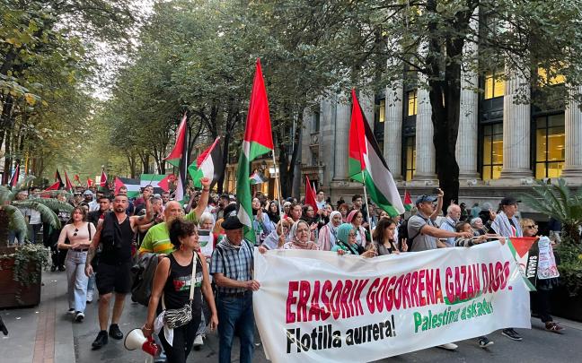 Un momento de la manifestación en contra del genocidio en Gaza esta tarde por las calles blilbaínas