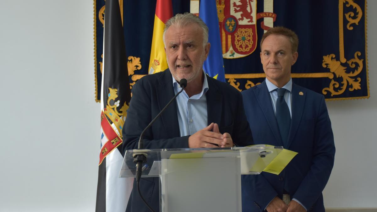 El ministro de Política Territorial y Memoria Democrática, Ángel Víctor Torres (i).