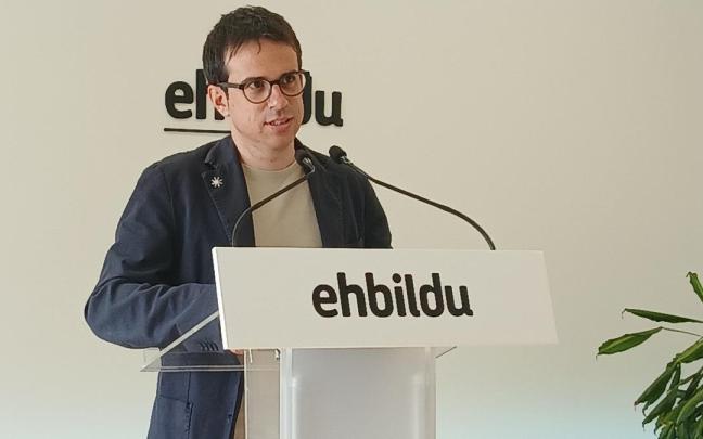 El portavoz de EH Bildu, Pello Otxandiano, en rueda de prensa.