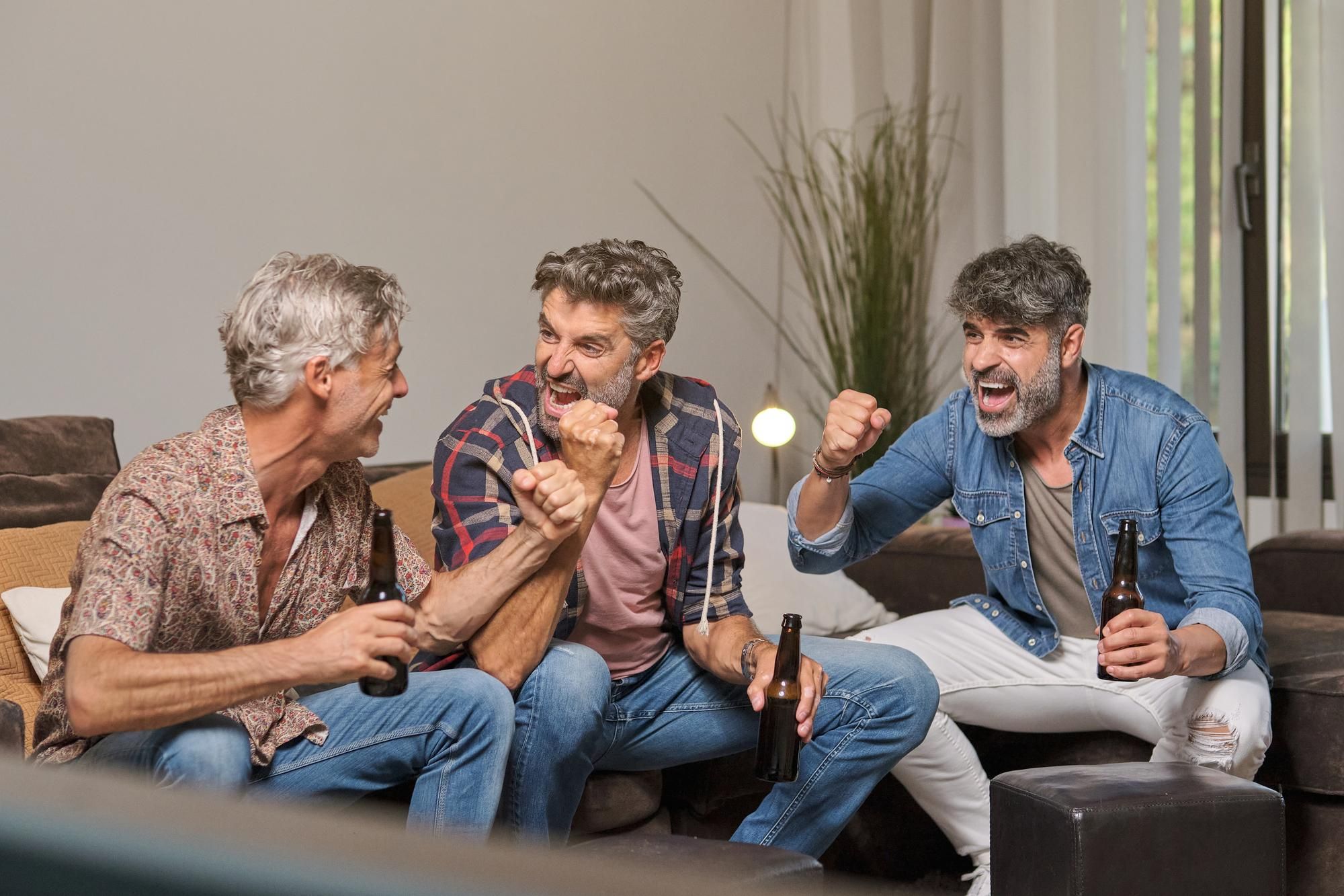 Un grupo de amigos disfrutan de un partido de fútbol en casa.