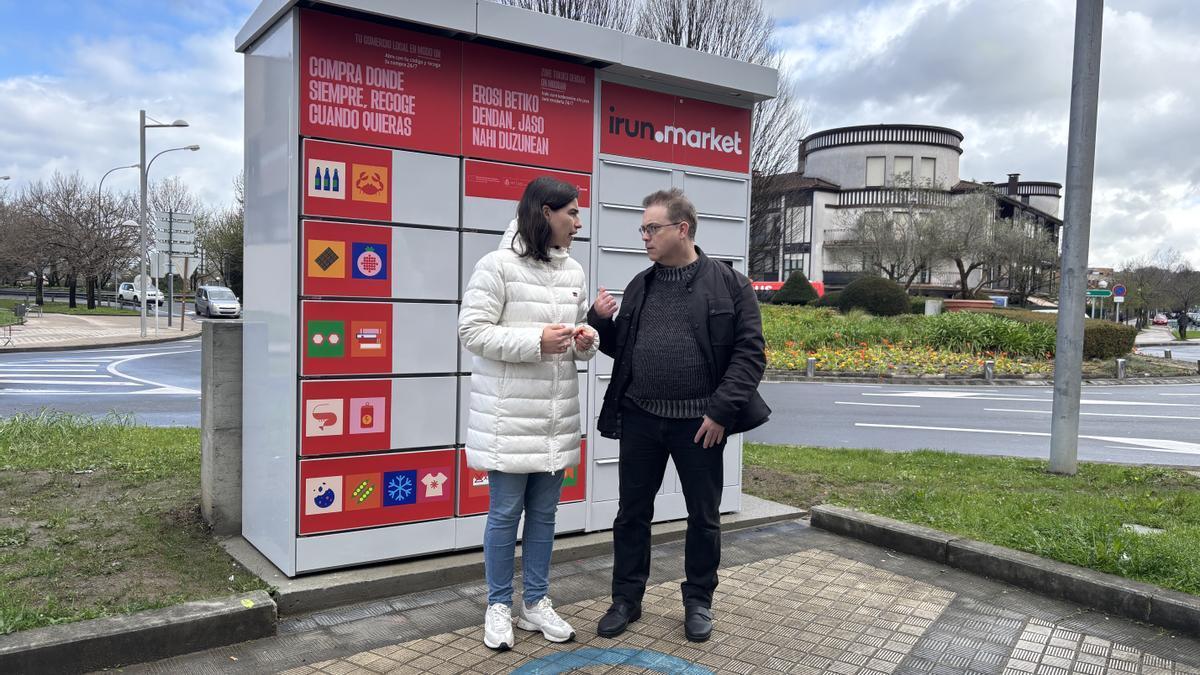 Nuria Alzaga, delegada de Impulso de Ciudad, con Jose Mari Lumbreras, de BidaShop, junto a las consignas instaldas en la avenida de Navarra.