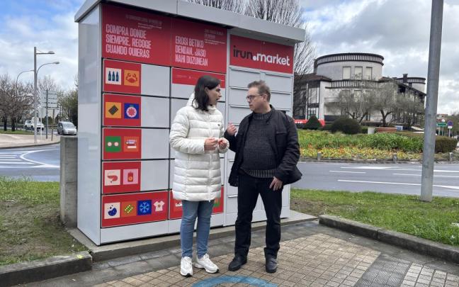 Nuria Alzaga, delegada de Impulso de Ciudad, con Jose Mari Lumbreras, de BidaShop, junto a las consignas instaldas en la avenida de Navarra.
