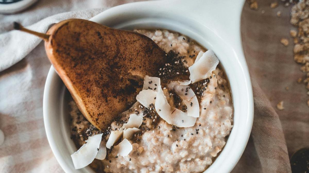 Bol de avena con yogur y pera