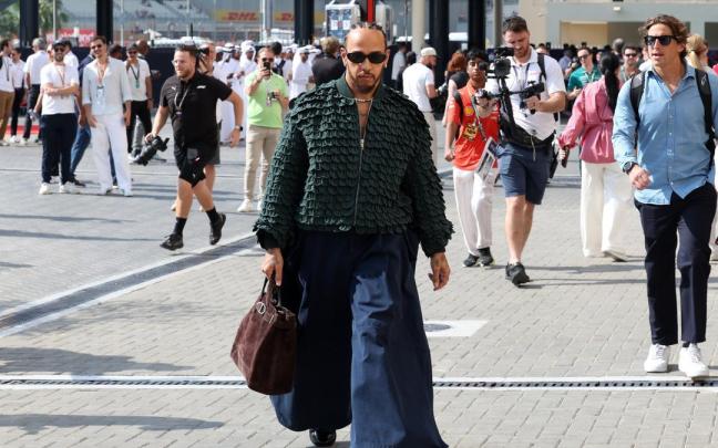 Lewis Hamilton accede al circuito Yas Marina para disputar el Gran Premio de Abu Dhabi que cerró el curso de la Fórmula 1.