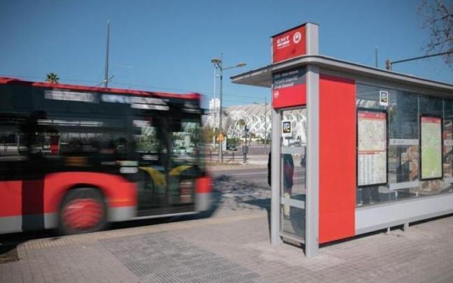 Parada de autobús de la EMT València / AYUNTAMIENTO DE VALÈNCIA Parada de autobús de la EMT València