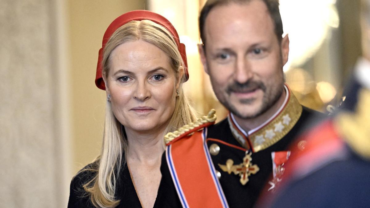La reina Mette-Marit de Noruega junto a su esposo, el nuevo rey Haakon VIII.