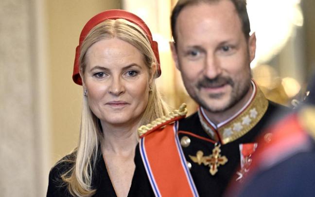 La reina Mette-Marit de Noruega junto a su esposo, el nuevo rey Haakon VIII.