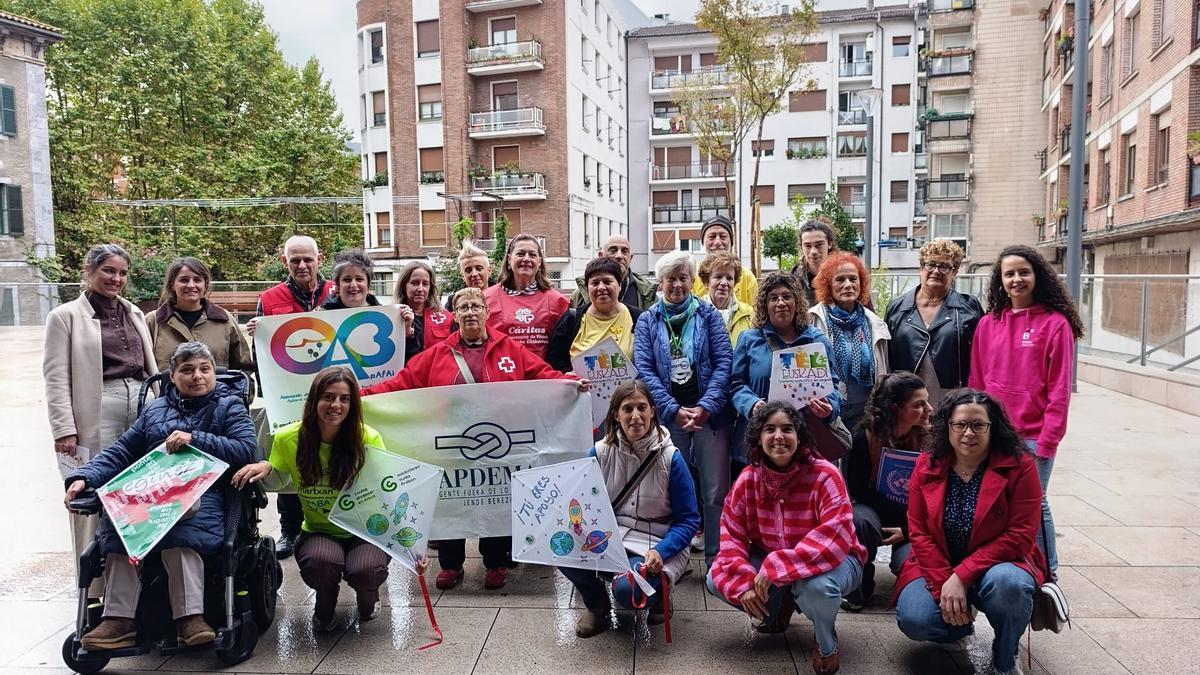 Representantes de las asociaciones involucradas en Hari Gorriak en la presentación de la iniciativa en Laudio