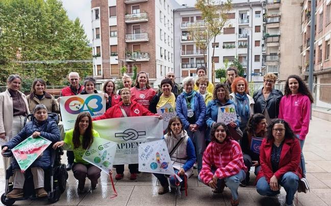 Representantes de las asociaciones involucradas en Hari Gorriak en la presentación de la iniciativa en Laudio