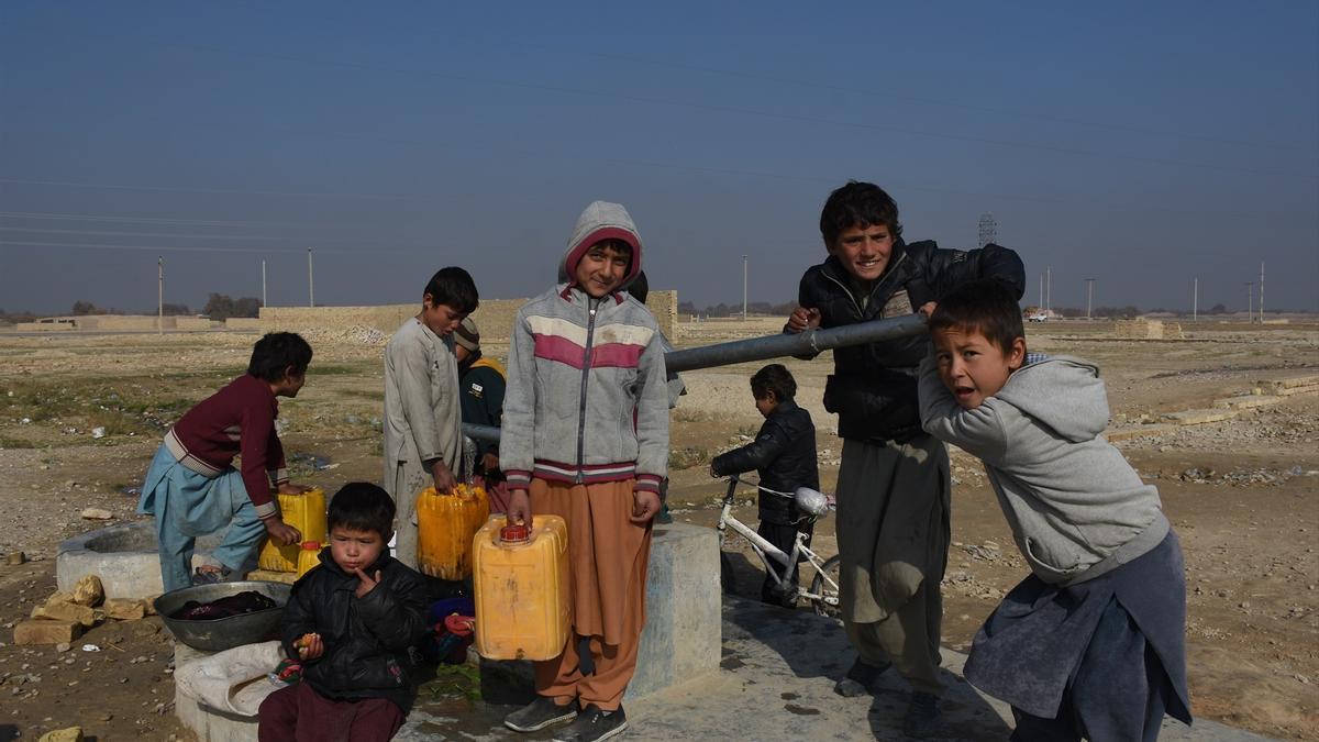 Un grupo de niños en un campamento en Afgasnistán.