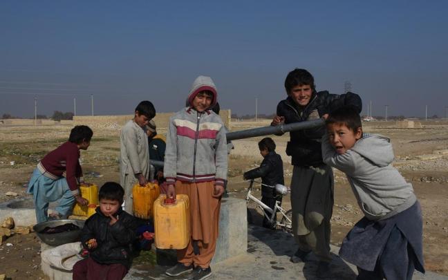 Un grupo de niños en un campamento en Afgasnistán. Un grupo de niños en un campamento en Afgasnistán.