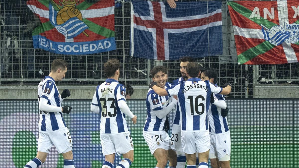 La Real celebra el gol de Brais. / HENNING BAGGER