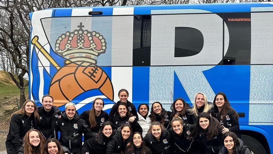 La plantilla de la Real posa antes de partir ayer hacia Leganés, donde hoy disputa la semifinal de la Supercopa. / REAL SOCIEDAD