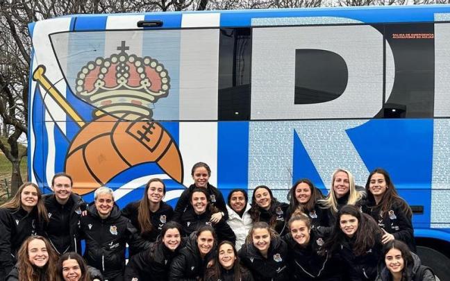 La plantilla de la Real posa antes de partir ayer hacia Leganés, donde hoy disputa la semifinal de la Supercopa. / REAL SOCIEDAD