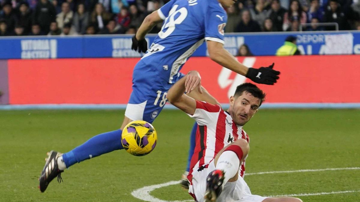 Dani Vivian, en un lance del derbi de Mendizorroza ante Guridi, es uno de los artífices del muro defensivo del Athletic. / ALEX LARRETXI