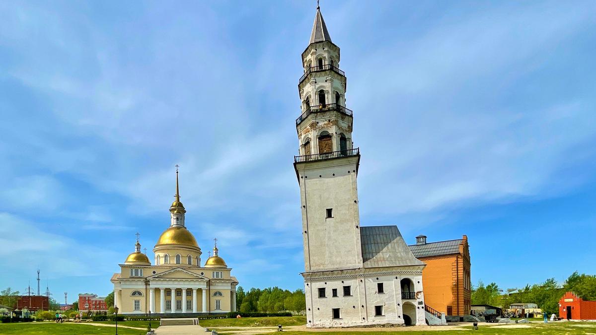 La torre de Nevians, la única cuya inclinación es intencionada.