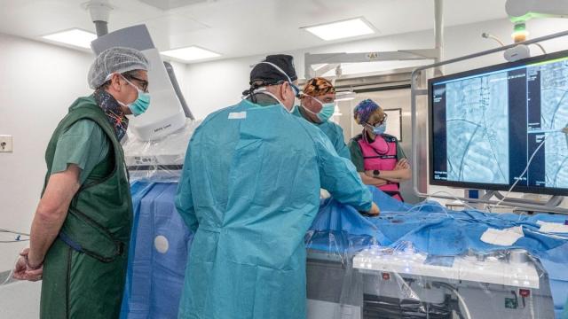 Médicos en un quirófano.