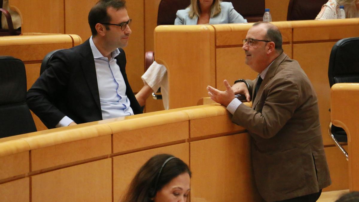 Uribe-Etxebarria charla en el Senado con el ministro Cuerpo.