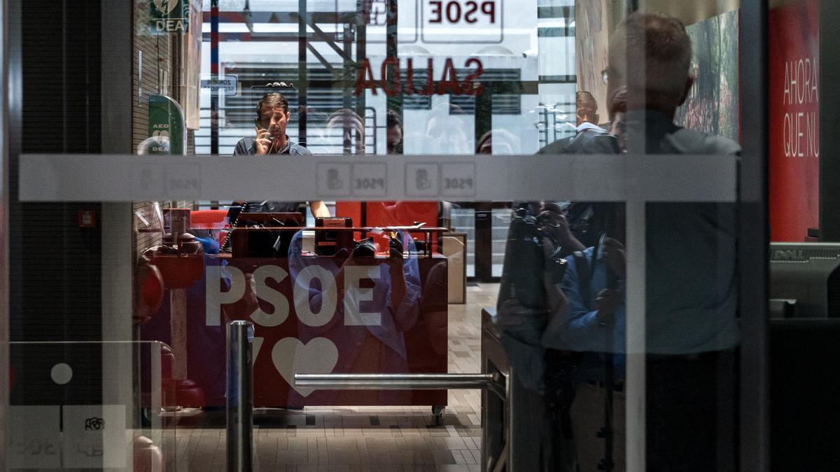 Acceso a la sede nacional del PSOE en Ferraz
