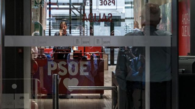 Acceso a la sede nacional del PSOE en Ferraz