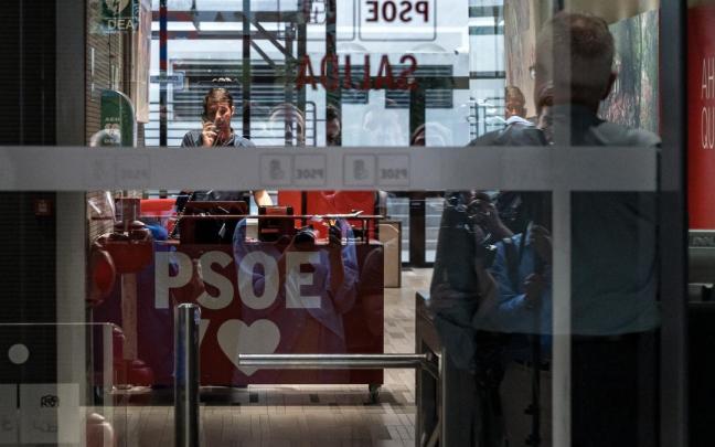 Acceso a la sede nacional del PSOE en Ferraz