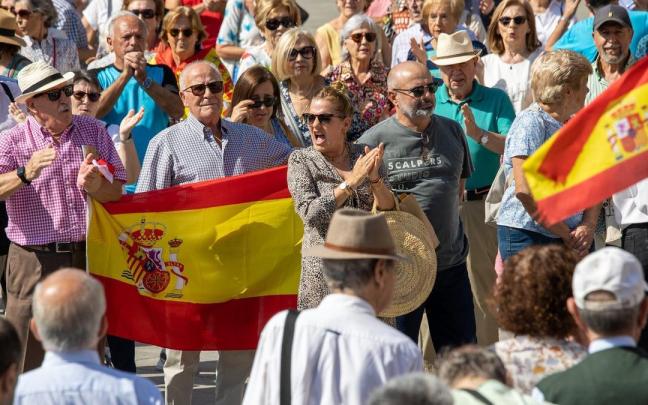500 personas, ayer, en una de las concentraciones “espontáneas” contra la amnistía, esta en Logroño.