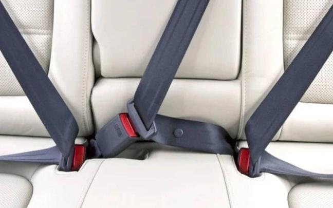 Abrochar los cinturones de los asientos traseros