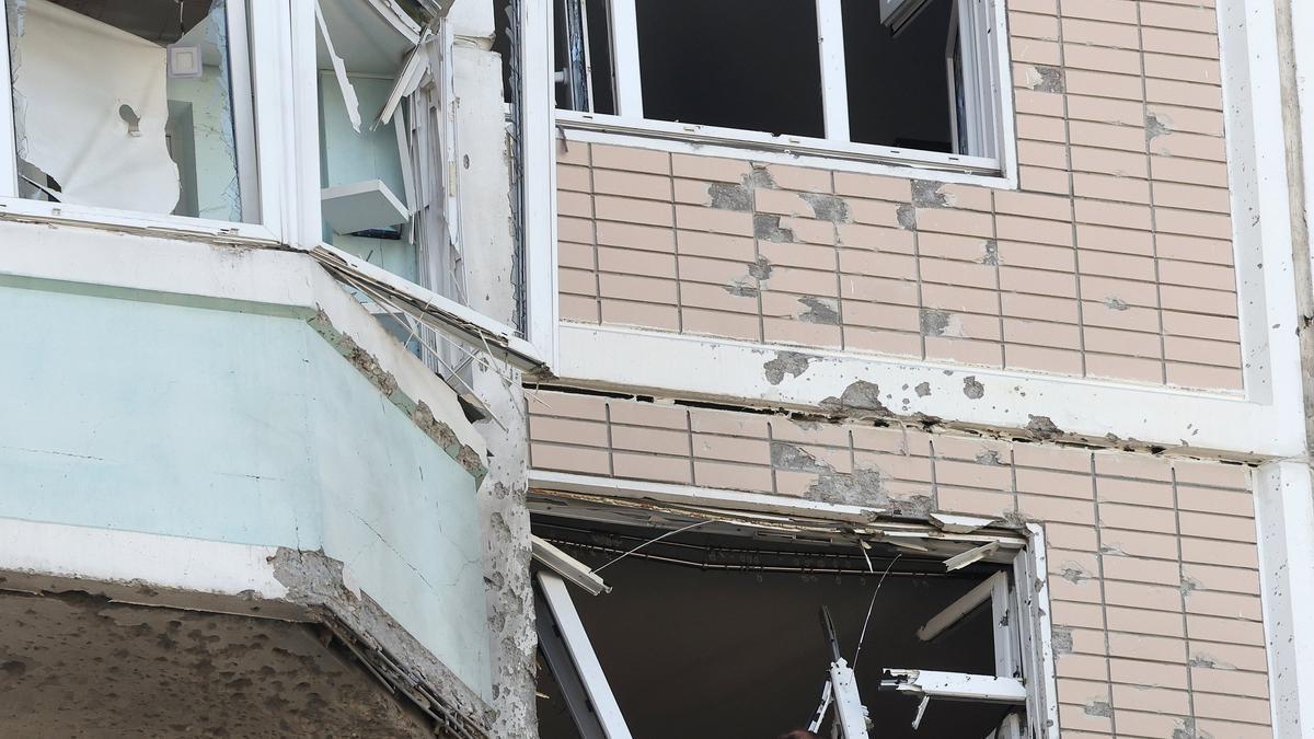 Un edificio residencial dañado tras un ataque con drones ucranianos en Moscú.