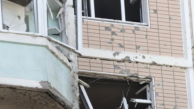 Un edificio residencial dañado tras un ataque con drones ucranianos en Moscú.