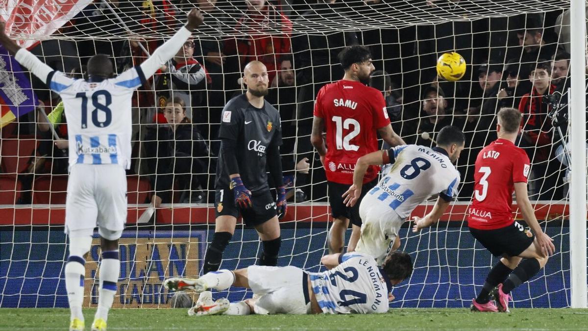 Mikel Merino logra el gol del triunfo para la Real ante el Mallorca. / CATI CLADERA