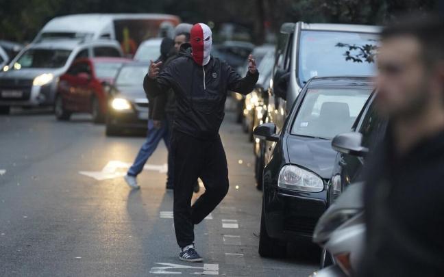 Agresión de ultras portugueses contra aficionados de la Real. / RUBEN PLAZA