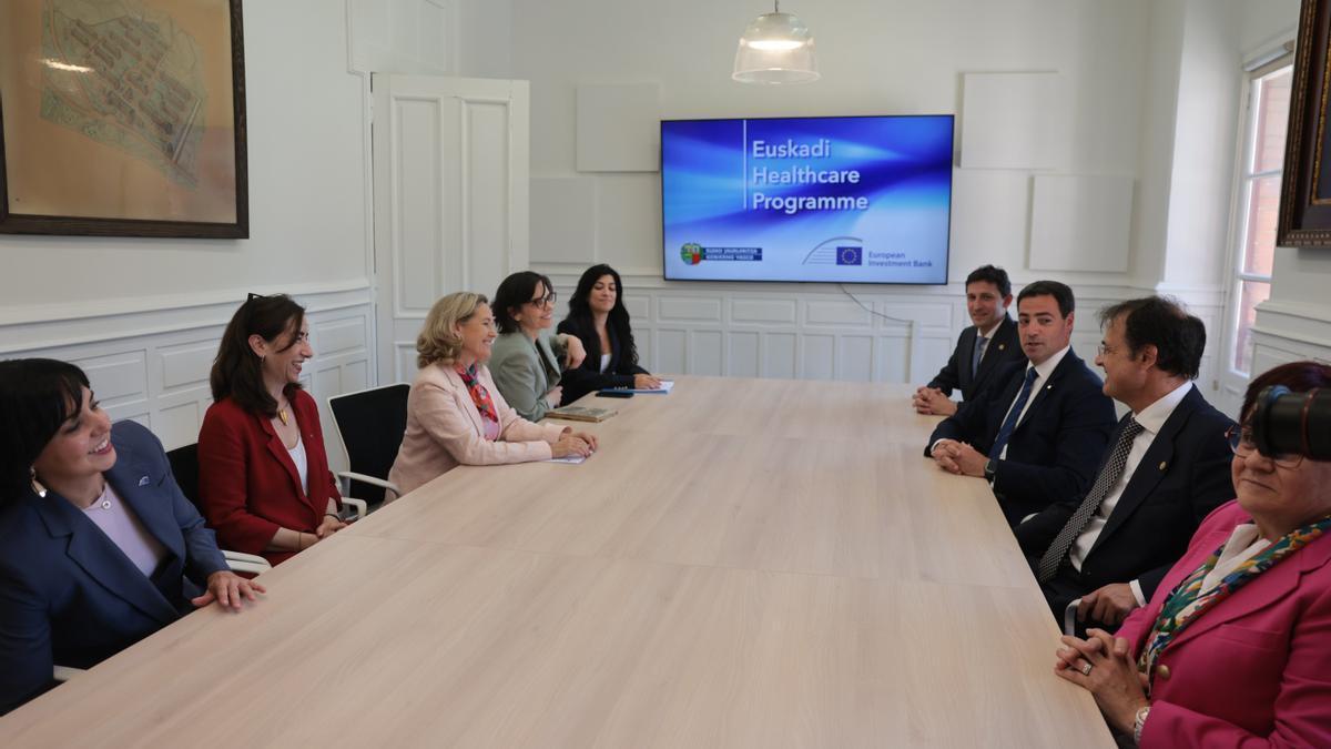 El lehendakari, Imanol Pradales, la presidenta del BEI, Nadia Calviño, La directora del Departamento de Financiación Corporativa para la Unión Europea del BEI, Pilar Solano, y el consejero vasco de Hacienda y Finanzas, Noël d'Anjou, en
