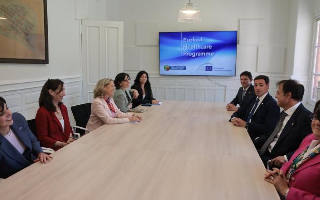 El lehendakari, Imanol Pradales, la presidenta del BEI, Nadia Calviño, La directora del Departamento de Financiación Corporativa para la Unión Europea del BEI, Pilar Solano, y el consejero vasco de Hacienda y Finanzas, Noël d'Anjou, en