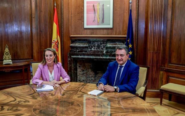El portavoz del PNV en el Congreso, Aitor Esteban, se reúne con la portavoz del PP, Cuca Gamarra, en el marco de la ronda de contactos del PP de cara a la investidura de Feijóo en septiembre. El portavoz del PNV en el Congreso, Aitor Esteban, se reúne con la portavoz del PP, Cuca Gamarra, en el marco de la ronda de contactos del PP de cara a la investidura de Feijóo en septiembre.