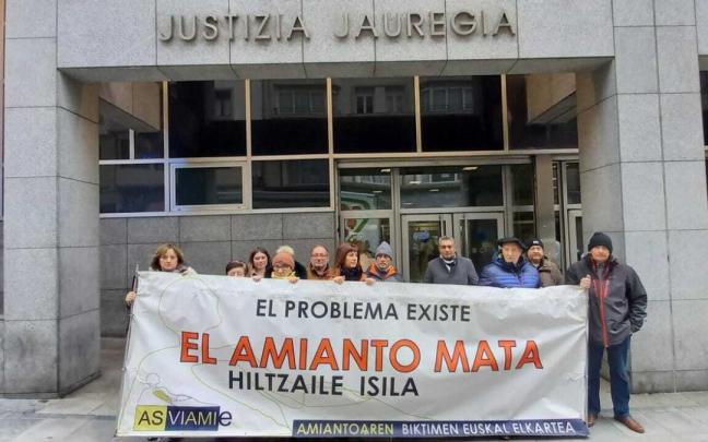 Concentración ante juzgados de Bilbao de familiares de víctimas del amianto.