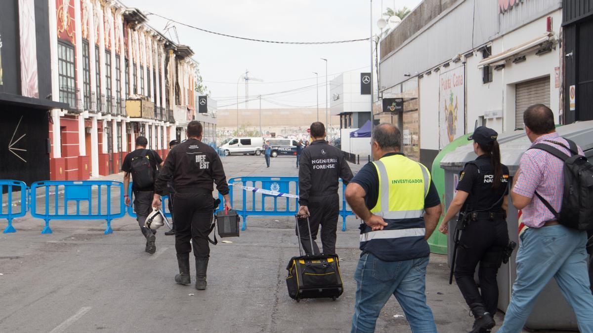 Los forenses y la policía científica en las discotecas que se incendiaron en Murcia.