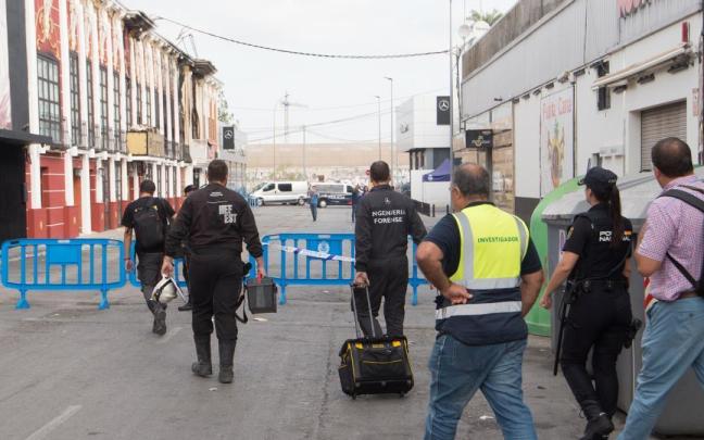 Los forenses y la policía científica en las discotecas que se incendiaron en Murcia.
